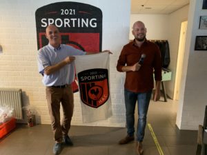 Voorzitter Leon Mesters presenteert met trots de handdoek met het nieuwe logo